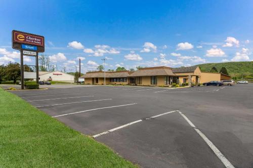 an empty parking lot in front of a hotel at Pocono Inn & Banquet - Stroudsburg in Delaware Water Gap