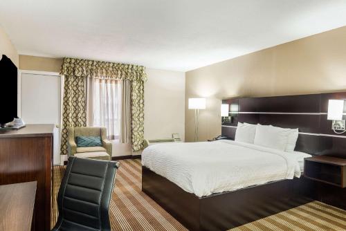מיטה או מיטות בחדר ב-Pocono Inn & Banquet - Stroudsburg