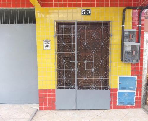 un edificio con una puerta con un cartel. en Pousada Aconchego de Mãe, en Fortaleza
