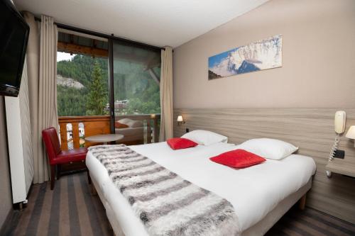 a hotel room with two beds and a window at SOWELL Family Les Bergers in Pra-Loup