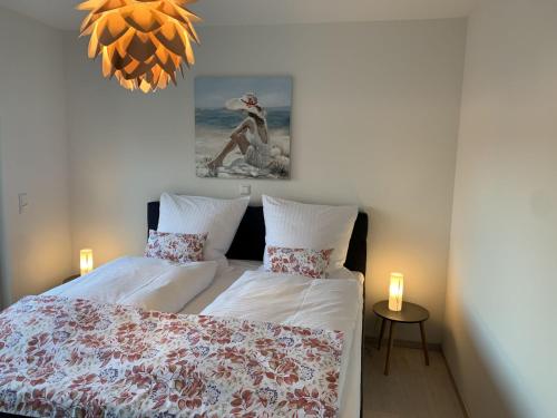 - une chambre avec 2 lits et une photo sur le mur dans l'établissement Ferienwohnung Susanne, à Bad Krozingen