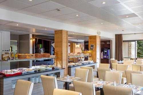 a restaurant with tables and chairs and a buffet at SOWELL RESIDENCES Pra Loup in Pra-Loup