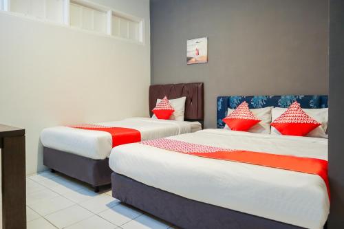 OYO 1111 Pasar Baru Inn tesisinde bir odada yatak veya yataklar
