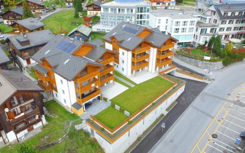 una vista aérea de una gran casa de color naranja en Panorama A en Blatten bei Naters