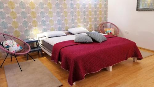 BogojinaにあるApartment Kokoroのベッドルーム1室(赤い毛布と椅子2脚付)