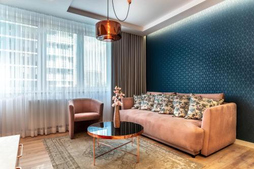 sala de estar con sofá y mesa en Pure Rental Apartments, en Wroclaw