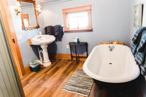 Et badeværelse på Roanoke Island Inn