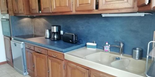 a kitchen counter with a sink and a microwave at LE PHARE - Maison Riantec, Plage 130m - PL6003 in Riantec