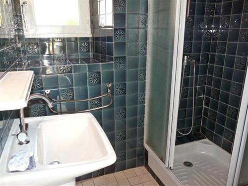 EsquibienにあるCustren, Esquibienの青いタイル張りのバスルーム(シンク、シャワー付)
