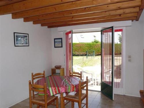 d'une salle à manger avec une table, des chaises et une porte en verre. dans l'établissement ARMOR - Jardin, Plage à 700m - ED6017, à Erdeven