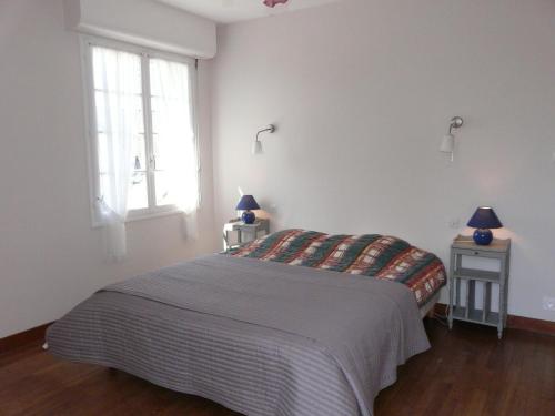 a bedroom with a bed and two tables with lamps at LE PHARE - Maison Riantec, Plage 130m - PL6003 in Riantec