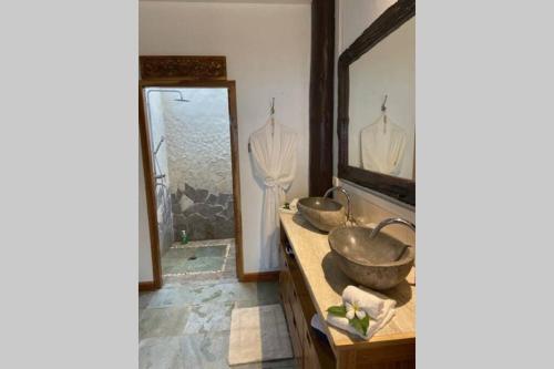 Ένα μπάνιο στο Private Oceanfront Fijian Villa Sleeps 8