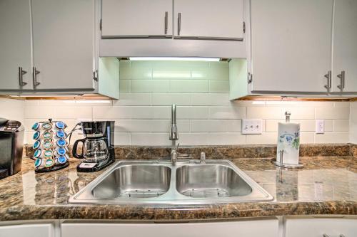 Η κουζίνα ή μικρή κουζίνα στο Starkville Condo about 1 Mi to Mississippi State!