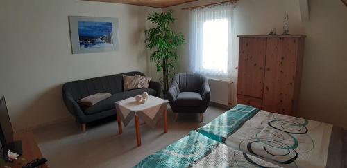 sala de estar con sofá y silla en Ferienwohnung Leopold-Risch, en Ralswiek