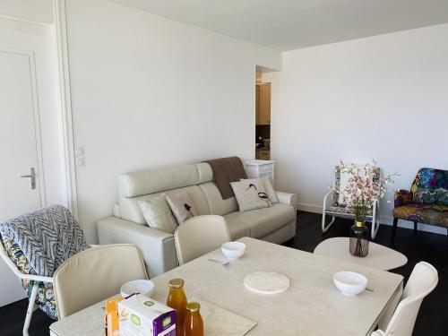 un salon avec un canapé, une table et des chaises dans l'établissement ATLANTIQUE 2 - Belle terrasse, Vue mer - TAT19, à Carnac