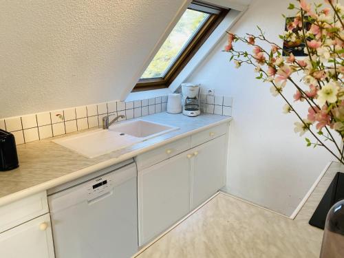 une cuisine avec un évier et une fenêtre dans l'établissement AZUR - Triplex spacieux, Face à la mer, Plage - T1, à Carnac