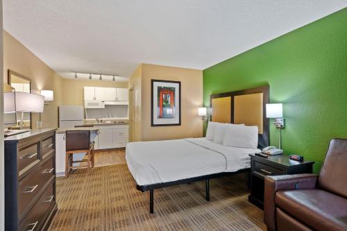 a hotel room with a bed and a kitchen at Extended Stay America Suites - Washington, DC - Falls Church - Merrifield in Merrifield