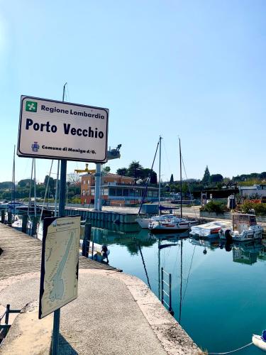 a sign for a marina with boats in the water at Albergo La Pescatrice in Moniga