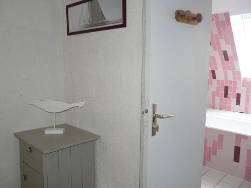 baño con puerta blanca y lavamanos en Ty Kreisker en Carnac