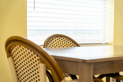 a table and chairs with a table and a window at Rainbow Bend Resort in Marathon
