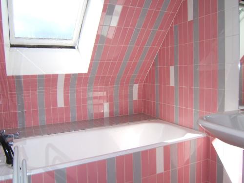 La salle de bains est pourvue de carrelage rouge, d'une baignoire et d'un lavabo. dans l'établissement KREISKER 2 - Maison Jumelée, Jardin - CA6008, à Carnac