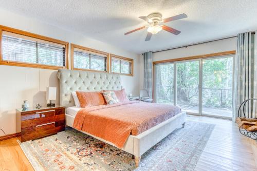 um quarto com uma cama e uma ventoinha de tecto em Retreat on the Salmon River em Welches
