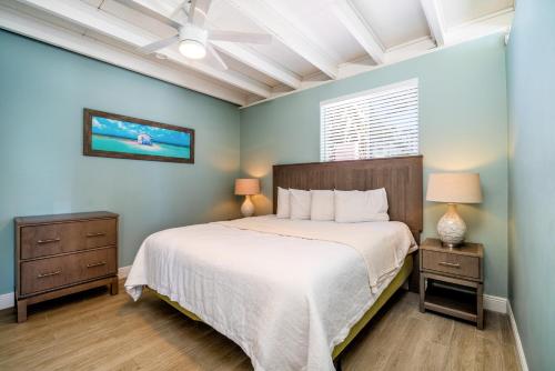 En eller flere senge i et værelse på Rainbow Bend Resort