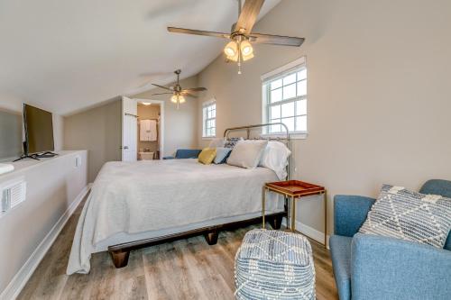 um quarto com uma cama e uma ventoinha de tecto em Sunset Palms em Galveston