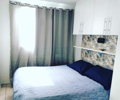 Un pat sau paturi într-o cameră la Apê UNIFA-EsSLog Condomínio com estacionamento