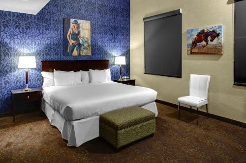 une chambre d'hôtel avec un lit et une chaise dans l'établissement The Hotel by Gold Dust, à Deadwood