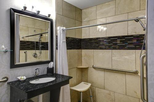 een badkamer met een wastafel en een douche bij The Hotel by Gold Dust in Deadwood