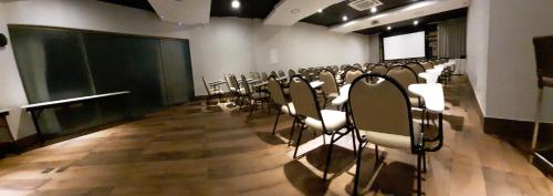 a room with a bunch of chairs in a classroom at Hotel Horto in Rondonópolis