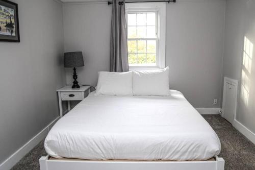 Ένα ή περισσότερα κρεβάτια σε δωμάτιο στο NEW 2BR Apartment near Lake Winnipesaukee