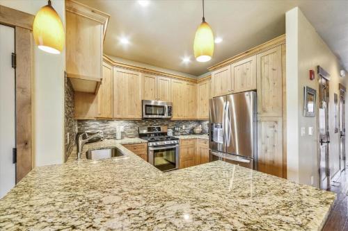 Η κουζίνα ή μικρή κουζίνα στο Apartments Off Main #4