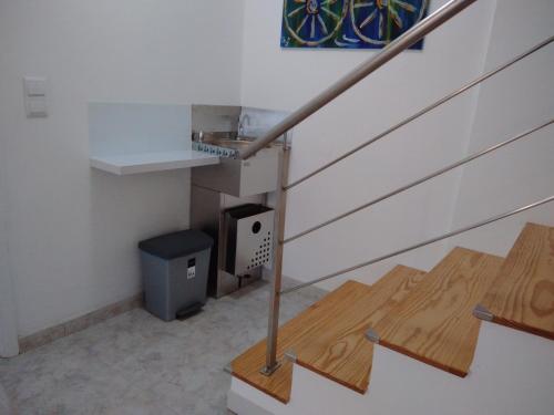 um quarto com uma escada com um caixote do lixo e um caixote do lixo em Simon's place em Ponta Delgada