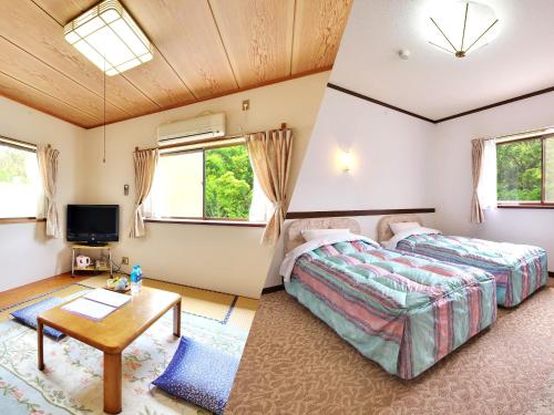 - une chambre avec 2 lits, une table et une télévision dans l'établissement Chateau Le Fleur, à Itō