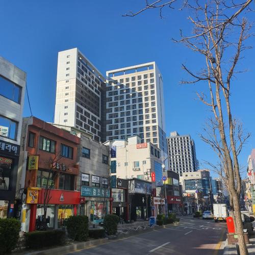 a city street with tall buildings in a city at 쏘타스위트 속초 월드스테이트 in Sokcho