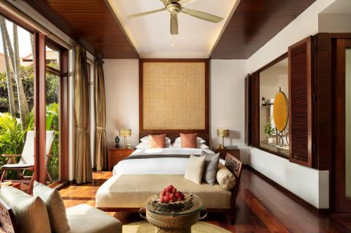 Una cama o camas en una habitación de Anantara Angkor Resort