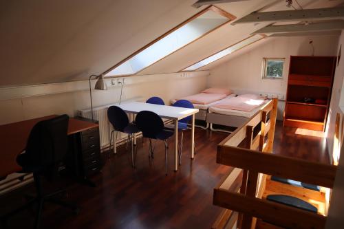 een kamer met een tafel en stoelen en een bed bij Rooms in quiet Yellow Courtyard Apartment in Kopenhagen