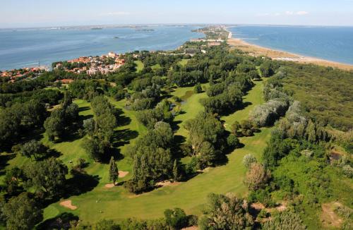 an aerial view of a golf course next to the ocean at Hotel Villa Pannonia in Venice-Lido