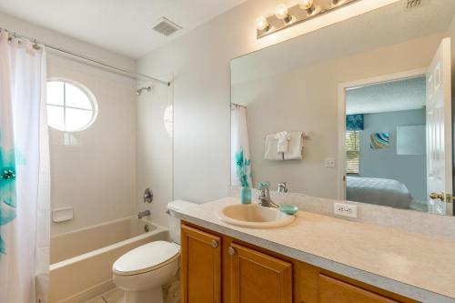 Koupelna v ubytování Family Friendly Vacation Home with South Facing Pool - Hot Tub - Game Room - Near Disney