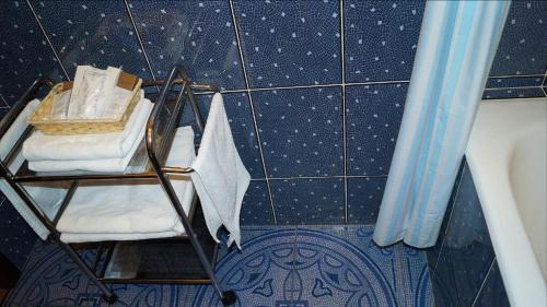 een badkamer met een rek met handdoeken en een bad bij Venecia Hotel in Kislovodsk