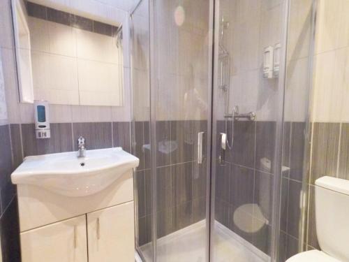 a bathroom with a shower and a sink at Apple Garden A-2 in London