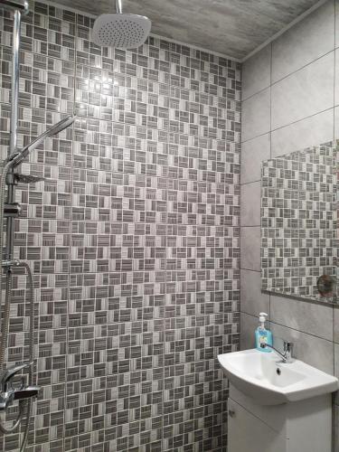 een badkamer met een wastafel en een douche bij Студио Теа 2 in Sliven
