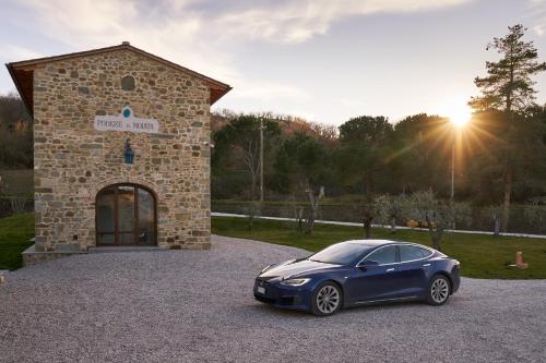 a blue car parked in front of a building at Podere di Moiata in Campestri