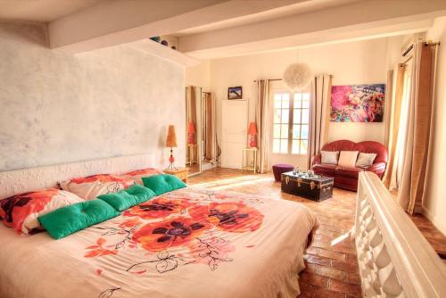 - une chambre avec un grand lit fleuri dans l'établissement Les Remparts Antibes Location, à Antibes