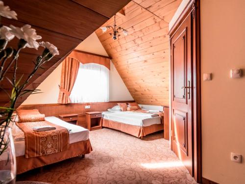 Katil atau katil-katil dalam bilik di Villa Magnat SPA, JACUZZI, SAUNA, TĘŻNIA SOLANKOWA
