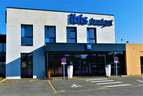 a tilts future store in a parking lot at Ibis budget Brest Sud Plougastel in Plougastel-Daoulas