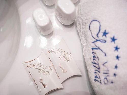 a table topped with a napkin with a ribbon and a napkin at Villa Magnat SPA, JACUZZI, SAUNA, TĘŻNIA SOLANKOWA in Białka Tatrzanska