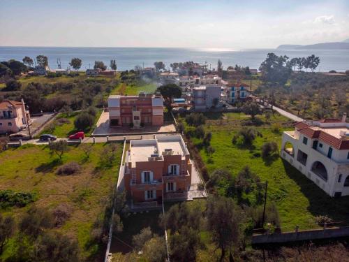- une vue aérienne sur une ville avec des maisons et l'océan dans l'établissement Laconian Collection Mavrovouni Beach House (Right), à Gythio